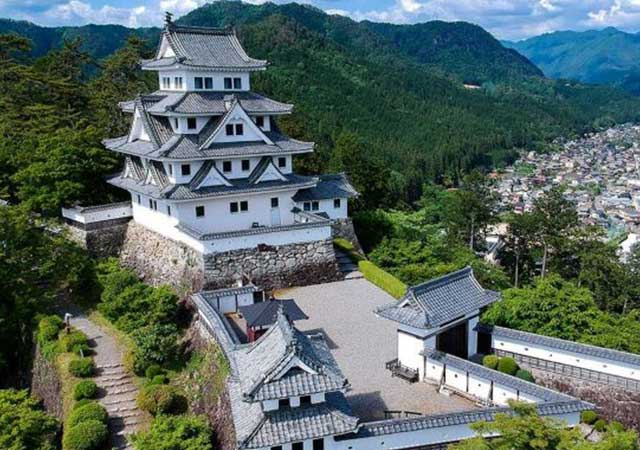 Gujo-Hachiman-Castle.jpg